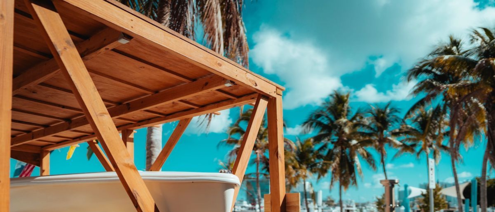 Ventajas de la madera de teca en muebles de playa y jardín