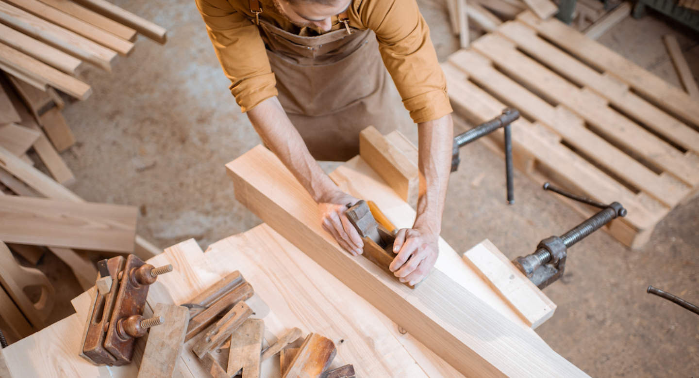 La versatilidad del nogal en pisos puertas y recubrimientos