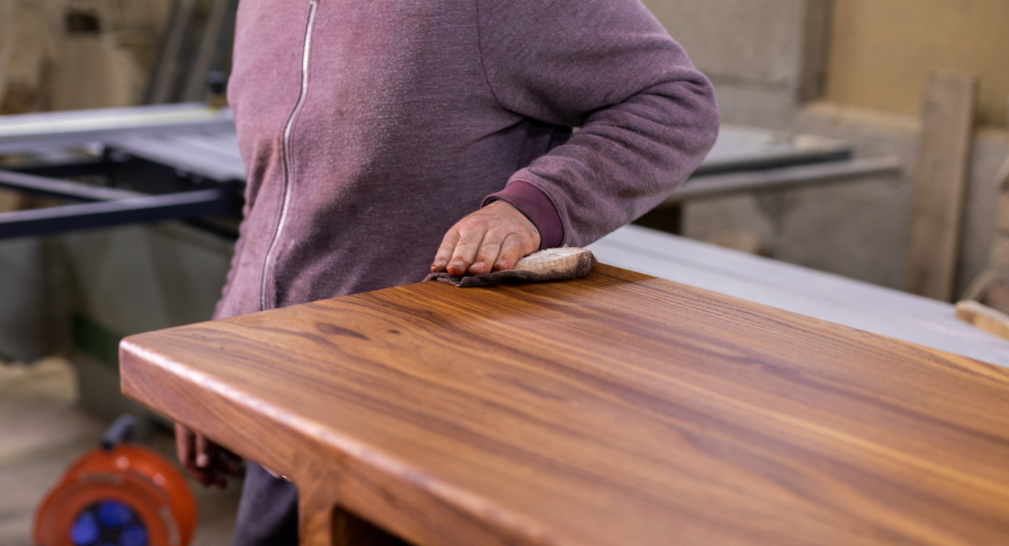 Por qué la madera de parota destaca en mesas y cubiertas
