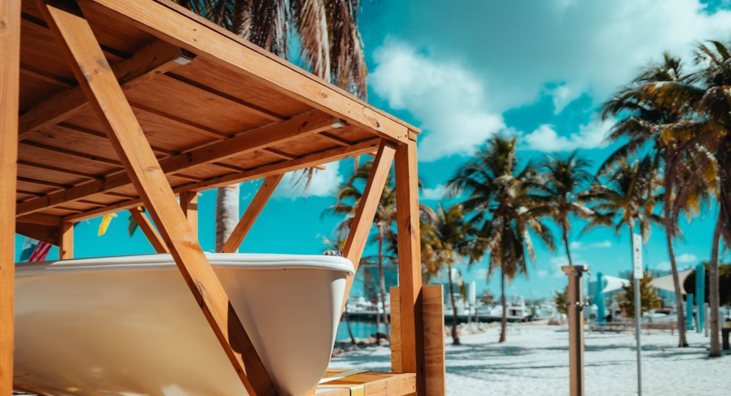 Ventajas de la madera de teca en muebles de playa y jardín