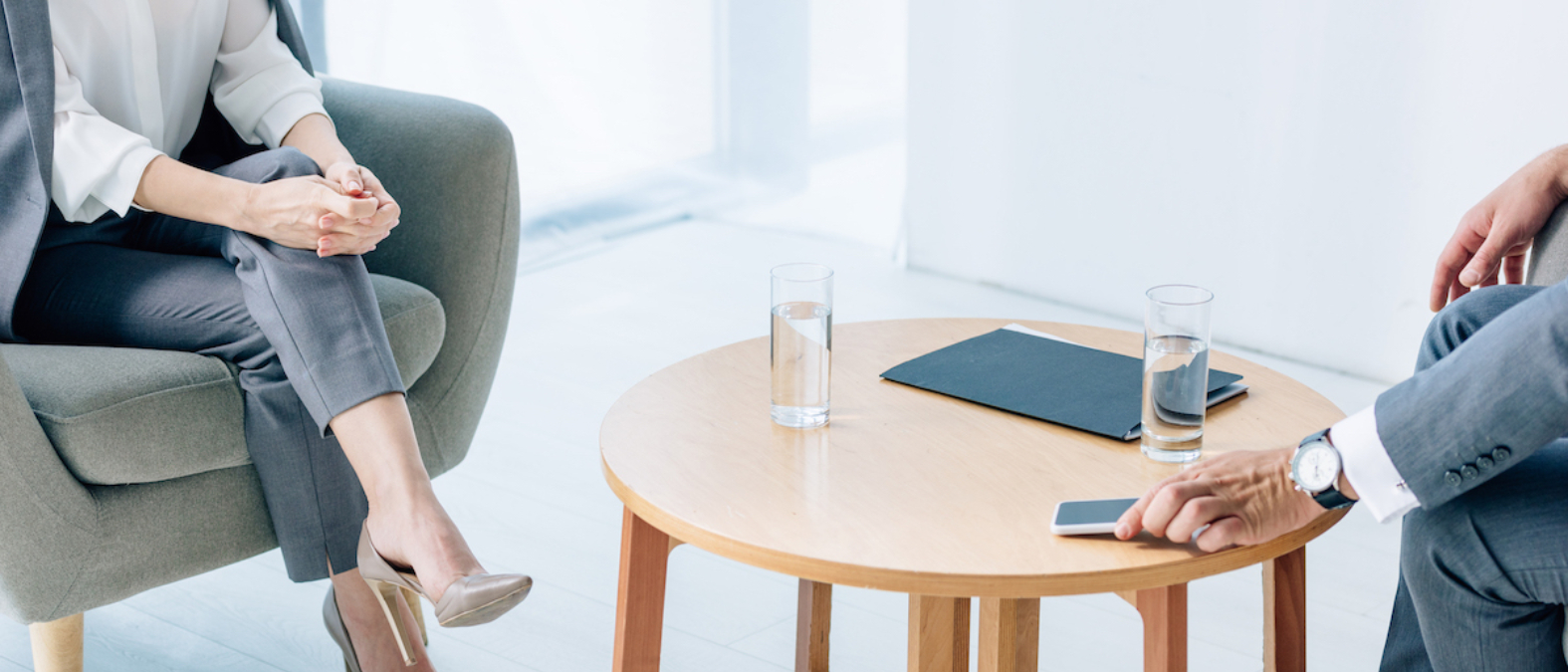 Encino blanco en mobiliario corporativo Funcionalidad y estilo