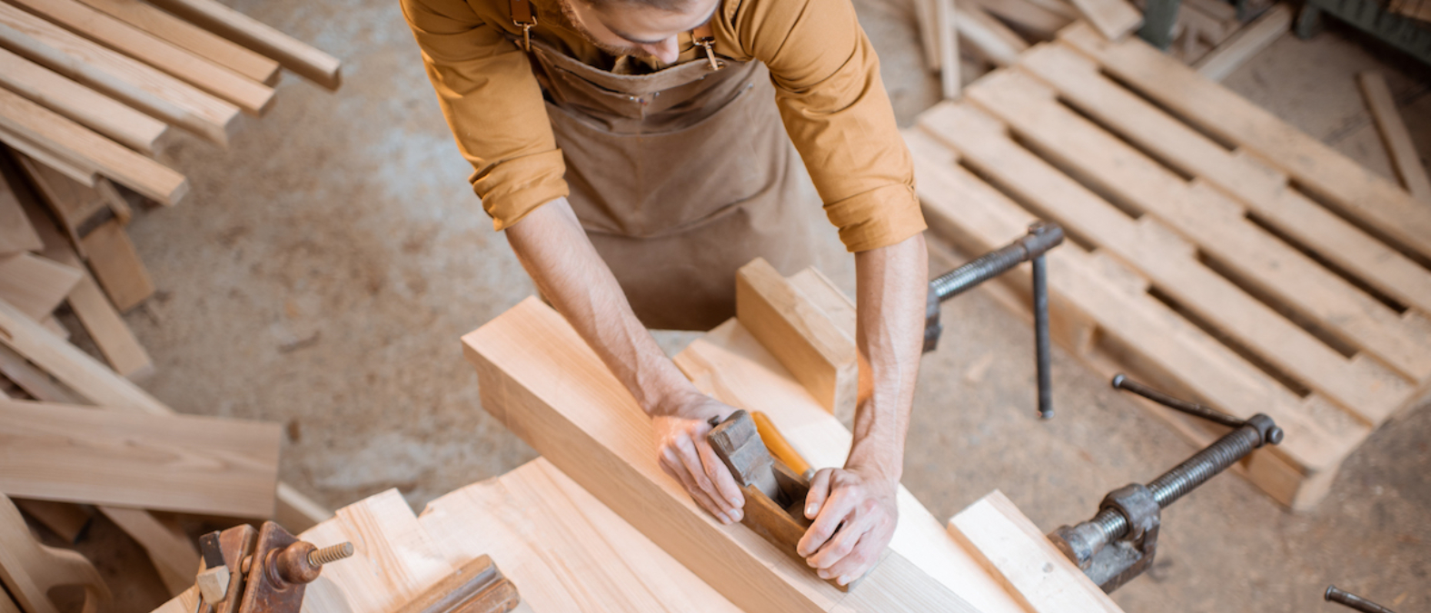 La versatilidad del nogal en pisos puertas y recubrimientos