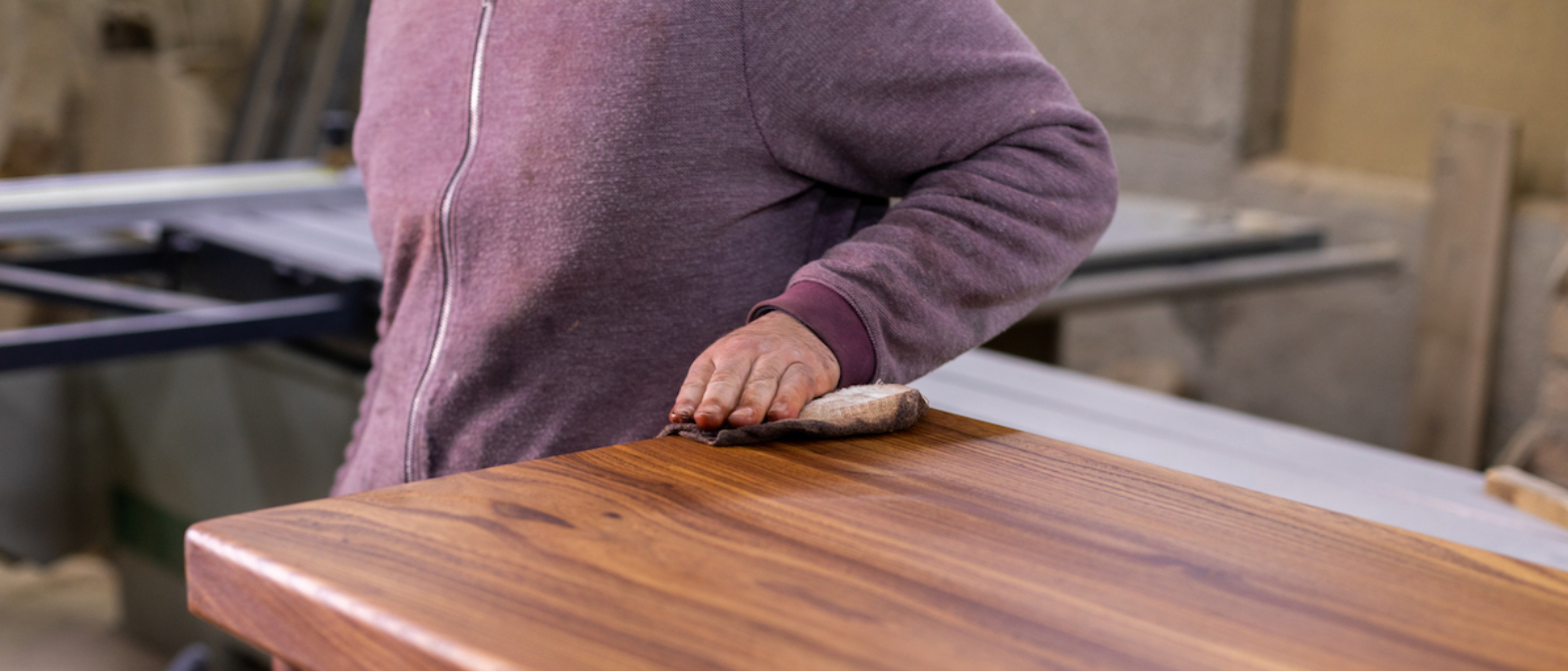 Por qué la madera de parota destaca en mesas y cubiertas